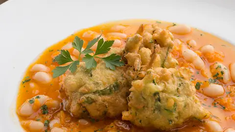 Karlos Arguiñano-Alubias blancas con buñuelos de espinacas y calabacín Karlos Arguiñano-Alubias blancas con buñuelos de espinacas y calabacín
