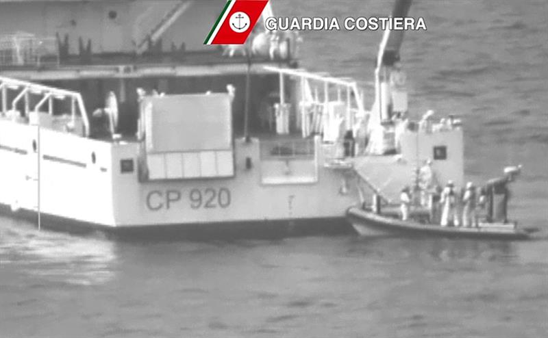 Las labores de rescate al norte de Libia se mantienen por la noche Las labores de rescate al norte de Libia se mantienen por la noche