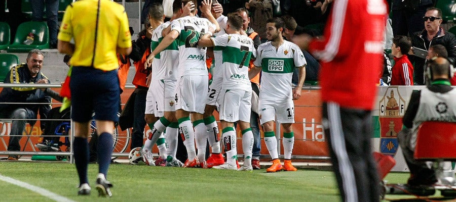 Los jugadores del Elche celebran el gol ante la Real Sociedad Los jugadores del Elche celebran el gol ante la Real Sociedad