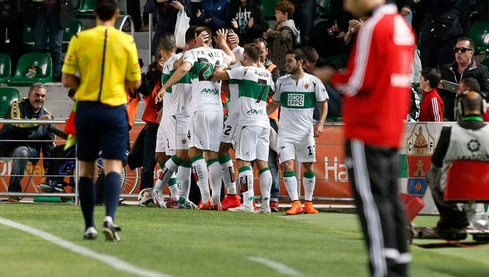 Los jugadores del Elche celebran el gol ante la Real Sociedad