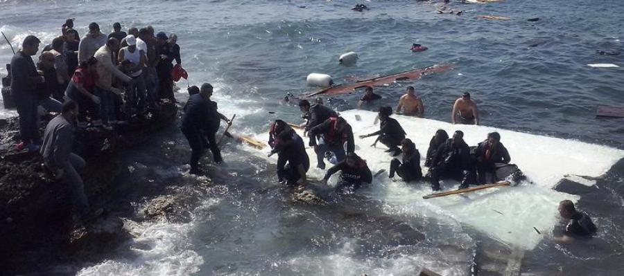 Inmigrantes indocumentados llegan a la playa de Zefyros en Rodas Inmigrantes indocumentados llegan a la playa de Zefyros en Rodas