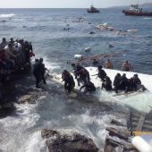 Inmigrantes indocumentados llegan a la playa de Zefyros en Rodas 