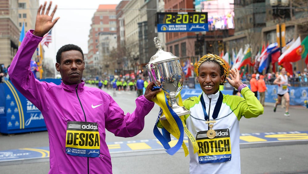 Lelisa Desisa y Caroline Rotich celebran su triunfo en Boston