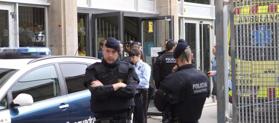 La Policía Nacional a las puertas del Instituto Joan Fuster de Barcelona La Policía Nacional a las puertas del Instituto Joan Fuster de Barcelona