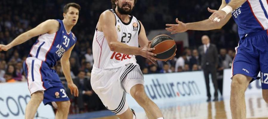 Sergio Llull disputa la bola ante Nenad Krstic Sergio Llull disputa la bola ante Nenad Krstic