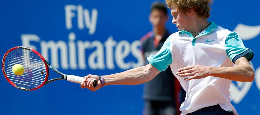 Andrey Rublev devuelve una pelota ante Fernando Verdasco Andrey Rublev devuelve una pelota ante Fernando Verdasco