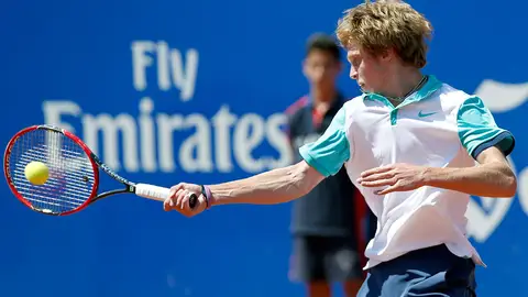 Andrey Rublev devuelve una pelota ante Fernando Verdasco Andrey Rublev devuelve una pelota ante Fernando Verdasco