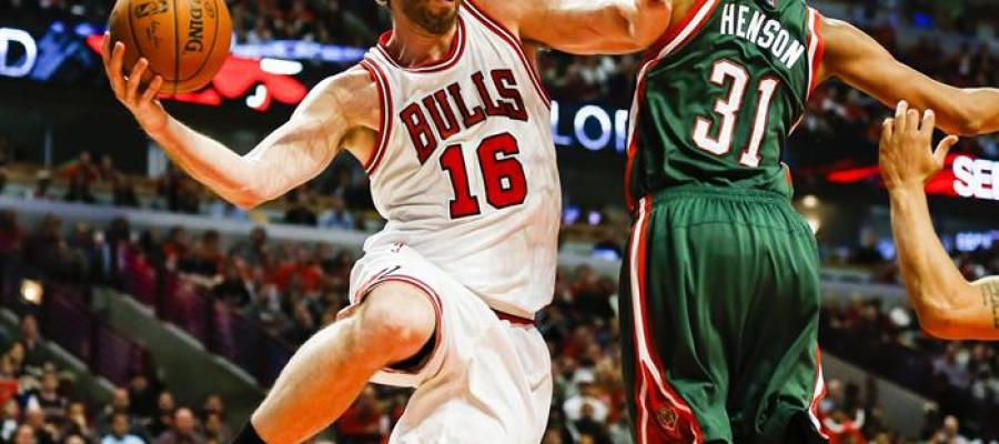Pau Gasol disputando un balón ante los Bucks Pau Gasol disputando un balón ante los Bucks