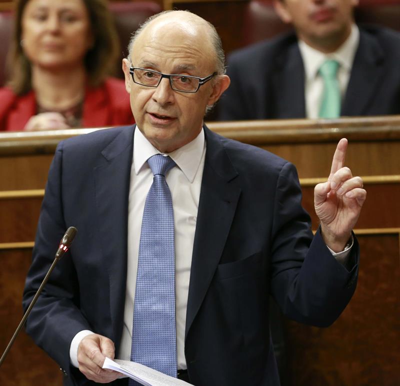 Montoro: "Se devolverá la extra a los funcionarios cuando haya margen presupuestario" Montoro: "Se devolverá la extra a los funcionarios cuando haya margen presupuestario"
