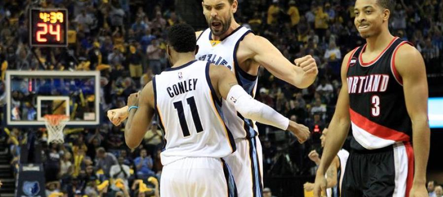 Marc Gasol celebra junto a su compañero Conley en el partido ante Blaizers Marc Gasol celebra junto a su compañero Conley en el partido ante Blaizers