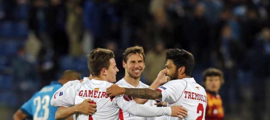 Gameiro celebra con sus compañeros el pase del Sevilla a semifinales Gameiro celebra con sus compañeros el pase del Sevilla a semifinales