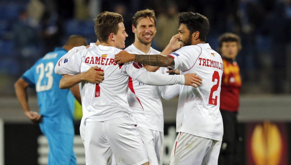 Gameiro celebra con sus compañeros el pase del Sevilla a semifinales