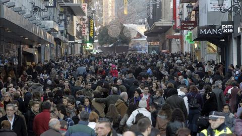 La calle Preciados, en Madrid, llena de gente.