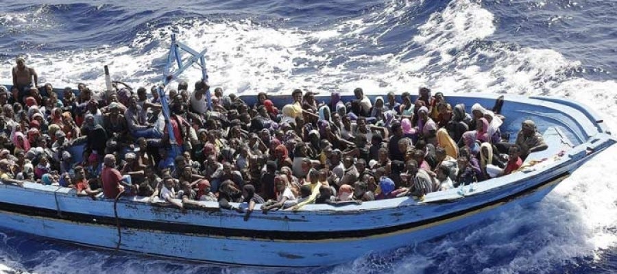 Un patera cargada de inmigrantes navega por el Mediterráneo Un patera cargada de inmigrantes navega por el Mediterráneo
