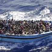 Un patera cargada de inmigrantes navega por el Mediterráneo Un patera cargada de inmigrantes navega por el Mediterráneo