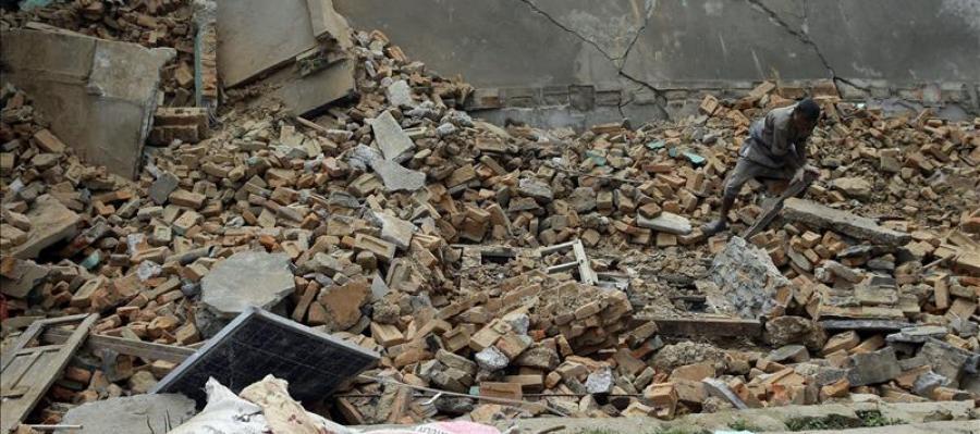 Un hombre busca entre los escombros de su hogar destruído tras el seísmo Un hombre busca entre los escombros de su hogar destruído tras el seísmo
