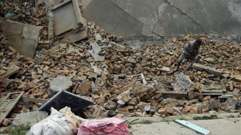 Un hombre busca entre los escombros de su hogar destru&iacute;do tras el se&iacute;smo 