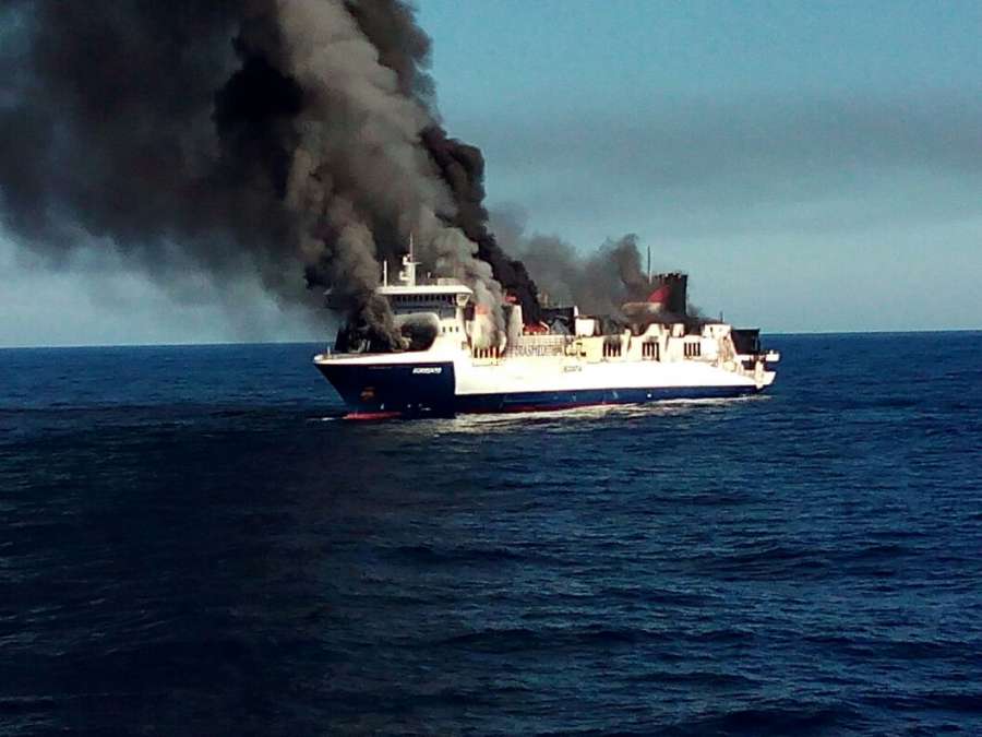 Preparan el remolque a puerto del Sorrento tras sofocar el incendio Preparan el remolque a puerto del Sorrento tras sofocar el incendio