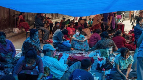 Los nepal&iacute;es reciben atenci&oacute;n de los servicios de emergencias