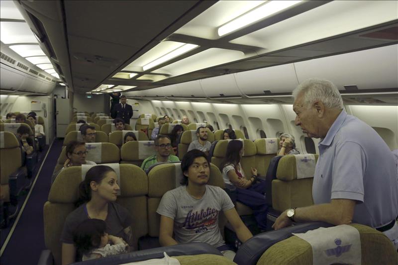 Los primeros 44 evacuados de Nepal aterrizan en Madrid Los primeros 44 evacuados de Nepal aterrizan en Madrid