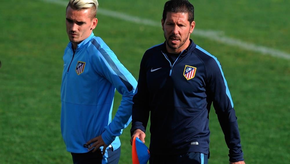 Antoine Griezmann, en un entrenamiento junto a Diego Simeone