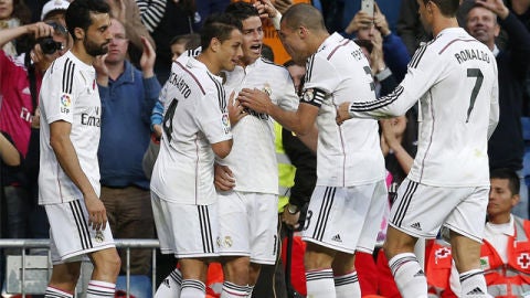 El Real Madrid celebra el gol de James ante el Almer&iacute;a