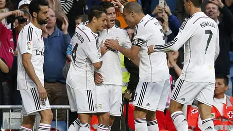 El Real Madrid celebra el gol de James ante el Almería El Real Madrid celebra el gol de James ante el Almería