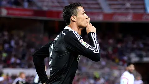 Cristiano Ronaldo manda callar al Sánchez Pizjuán Cristiano Ronaldo manda callar al Sánchez Pizjuán