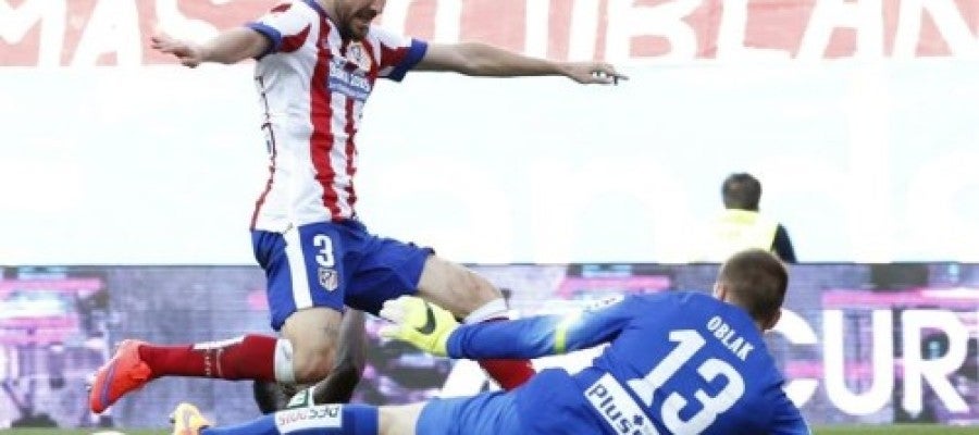 Siqueira y el portero esloveno Jan Oblak frustran la acción del delantero Iñaki Williams Siqueira y el portero esloveno Jan Oblak frustran la acción del delantero Iñaki Williams