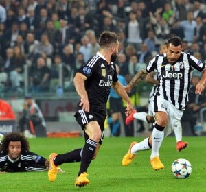 Tévez conduce un balón ante Carvajal en la ida de semifinales de Champions Tévez conduce un balón ante Carvajal en la ida de semifinales de Champions