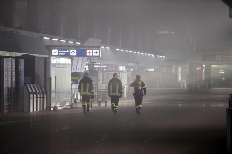El aeropuerto de Fiumicino de Roma, cerrado por un incendio El aeropuerto de Fiumicino de Roma, cerrado por un incendio