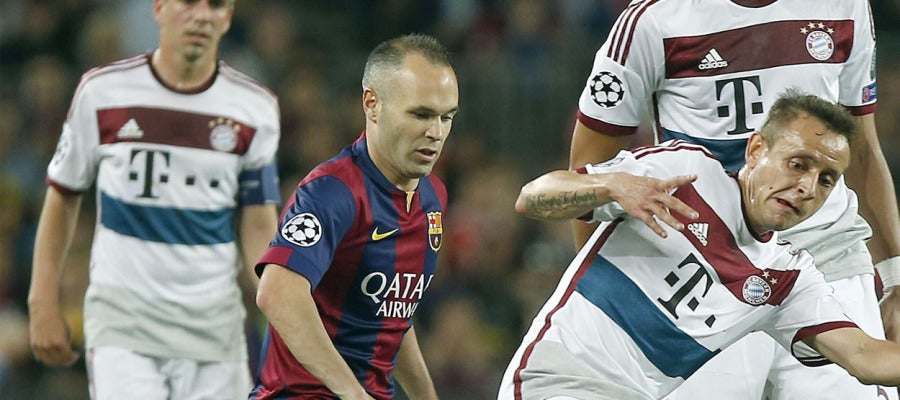 Andrés Iniesta rodeado de rivales del Bayern Munich Andrés Iniesta rodeado de rivales del Bayern Munich