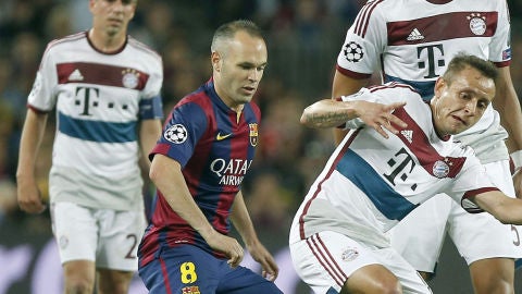 Andr&eacute;s Iniesta rodeado de rivales del Bayern Munich