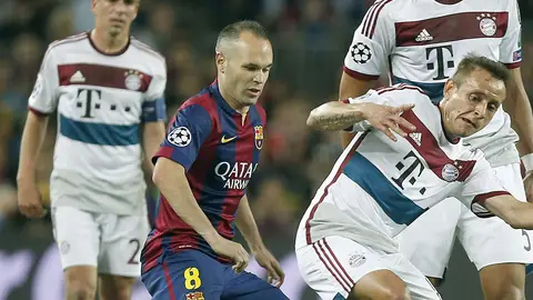 Andrés Iniesta rodeado de rivales del Bayern Munich Andrés Iniesta rodeado de rivales del Bayern Munich