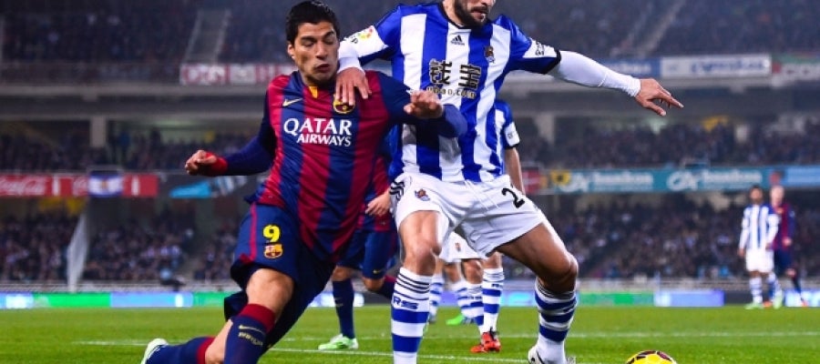Luis Suárez lucha por un balón ante De la Bella Luis Suárez lucha por un balón ante De la Bella