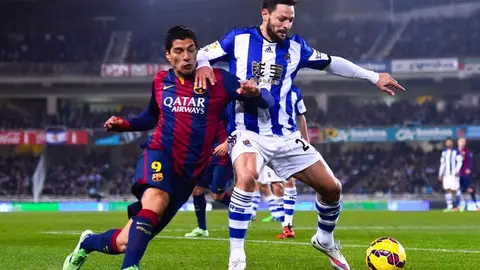 Luis Suárez lucha por un balón ante De la Bella Luis Suárez lucha por un balón ante De la Bella