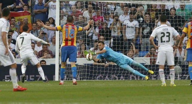 El Valencia aleja al Real Madrid de la Liga El Valencia aleja al Real Madrid de la Liga