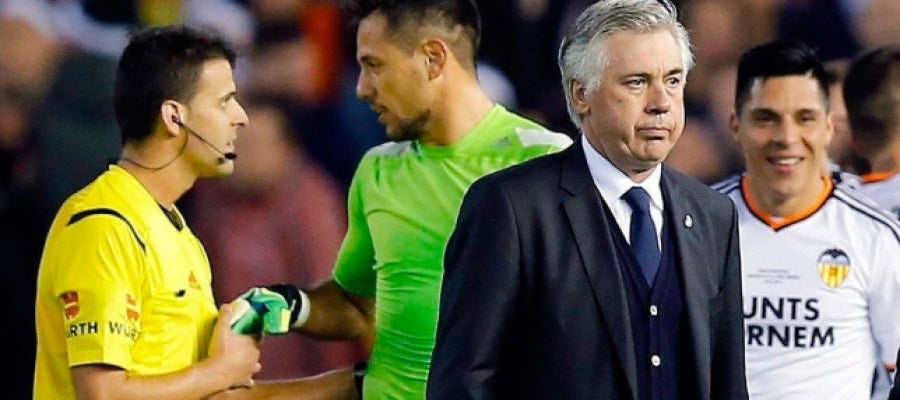 Ancelotti, con gesto serio tras la derrota en Mestalla Ancelotti, con gesto serio tras la derrota en Mestalla