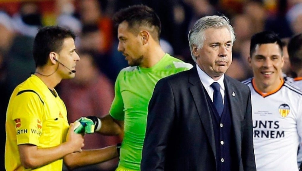 Ancelotti, con gesto serio tras la derrota en Mestalla 