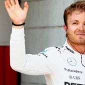 Rosberg saluda al público