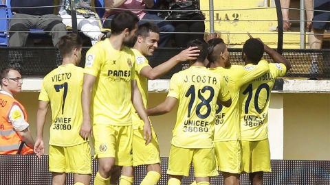 El Villarreal celebra su tanto ante el Elche