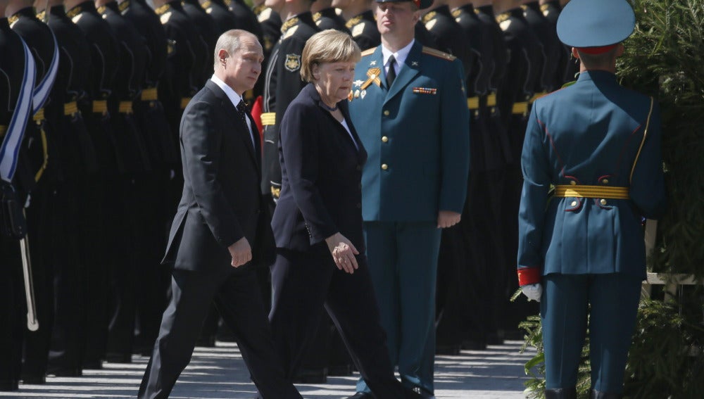 Putin y Merkel abogan por superar "cuanto antes" las diferencias