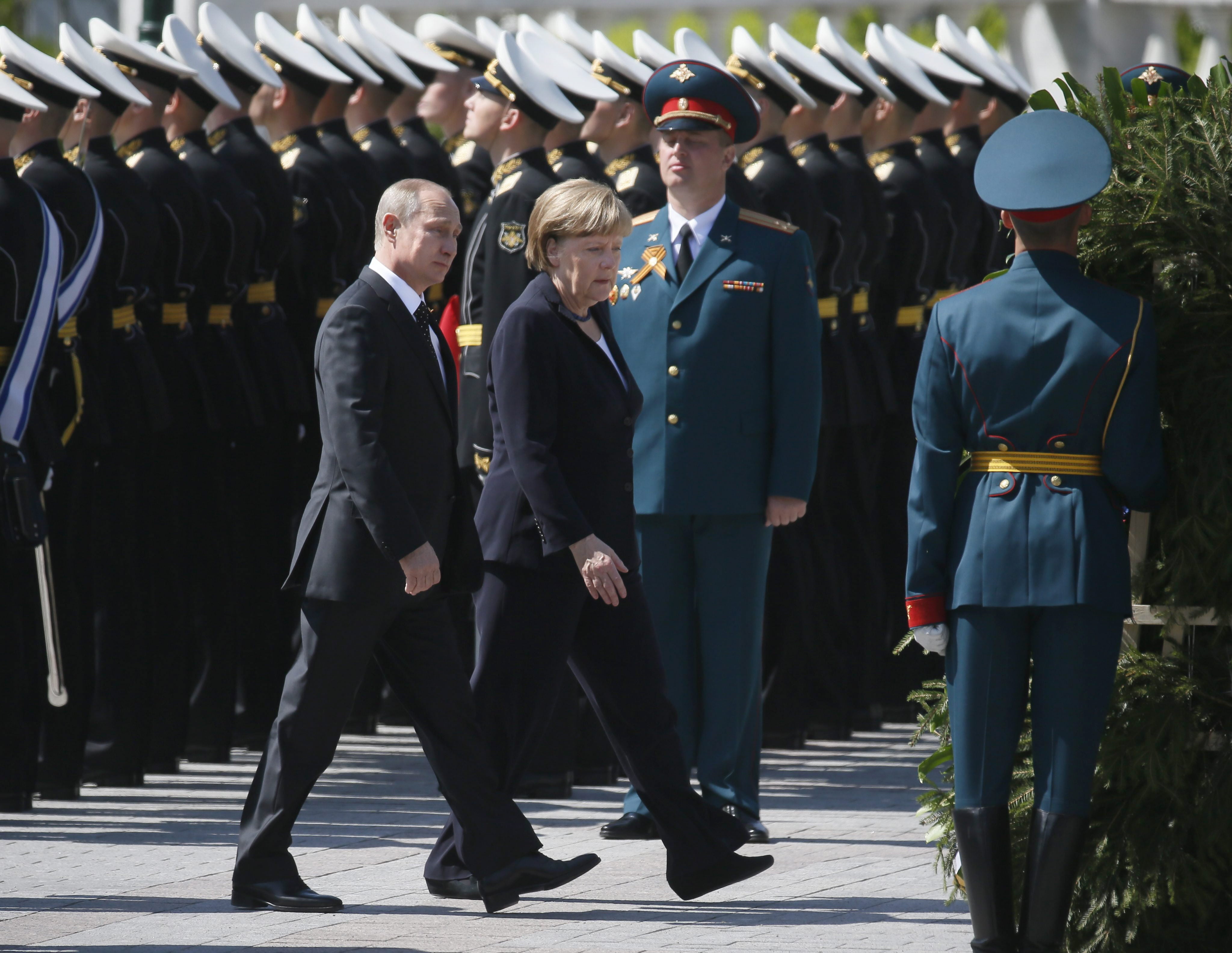 Putin y Merkel se reúnen hoy en Sochi para hablar de Ucrania y Siria Putin y Merkel se reúnen hoy en Sochi para hablar de Ucrania y Siria