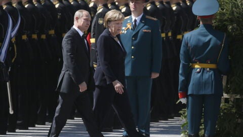 Putin y Merkel abogan por superar "cuanto antes" las diferencias