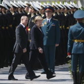 Putin y Merkel abogan por superar "cuanto antes" las diferencias