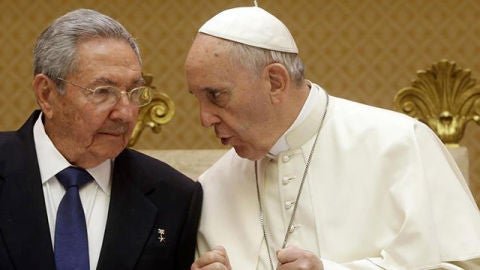 Papa Francisco y Ra&uacute;l Castro