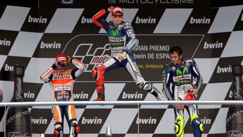 Jorge Lorenzo, en lo alto del podium de Jerez junto a M&aacute;rquez y Rossi