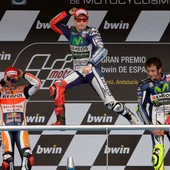 Jorge Lorenzo, en lo alto del podium de Jerez junto a Márquez y Rossi Jorge Lorenzo, en lo alto del podium de Jerez junto a Márquez y Rossi