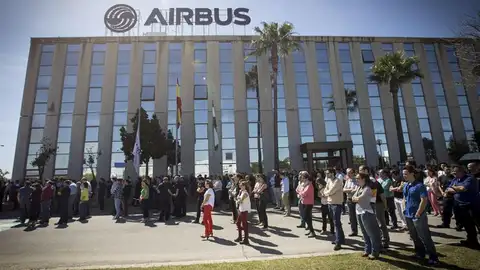 Los trabajadores de Airbus Puerto Real (Cádiz), concentrados en la puerta de la factoría. Los trabajadores de Airbus Puerto Real (Cádiz), concentrados en la puerta de la factoría.