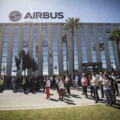 Los trabajadores de Airbus Puerto Real (Cádiz), concentrados en la puerta de la factoría.